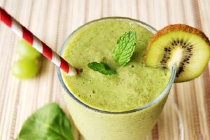 Cách làm sinh tố kiwi nho xanh thanh mát  