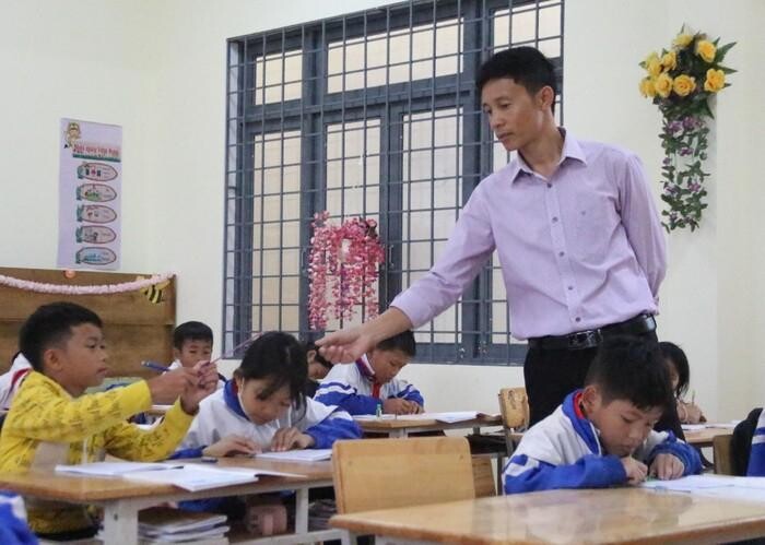 Top 10 bài văn mẫu tả thầy giáo hay nhất cho học sinh  